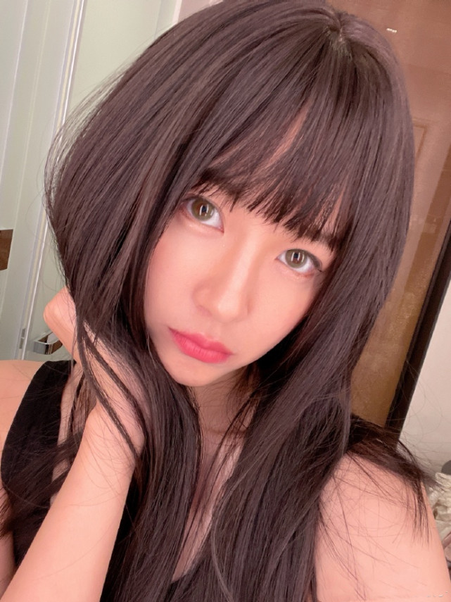 陈赫认不出系列!张子萱戴假发美瞳变非主流,瞪眼嘟嘴被赞像20岁|张子