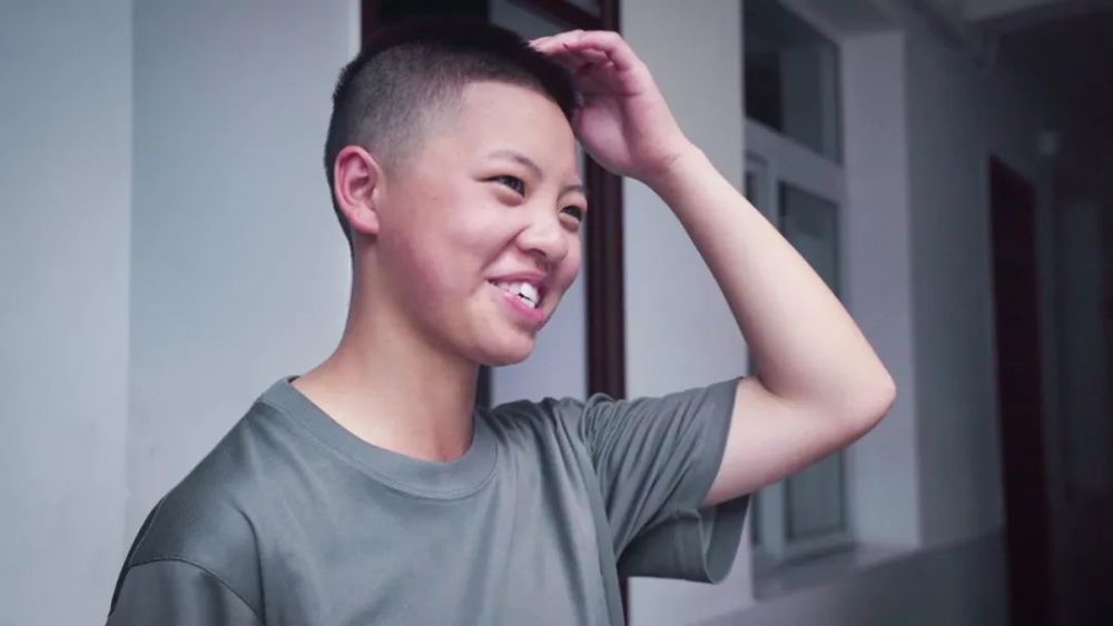 首播这部纪录片带你走进00后新兵的第一战场