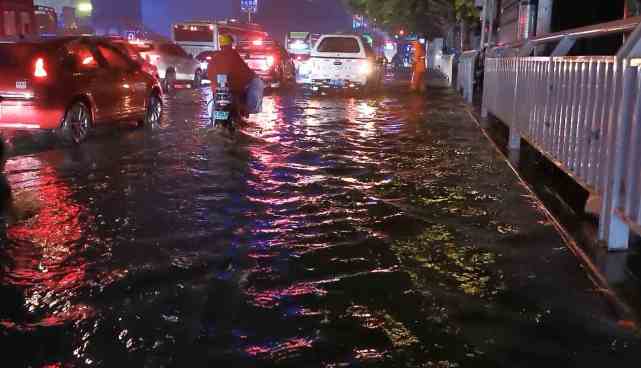 强对流61积水丨记者雨中探访市区积水,未来2小时内阵雨仍将持续
