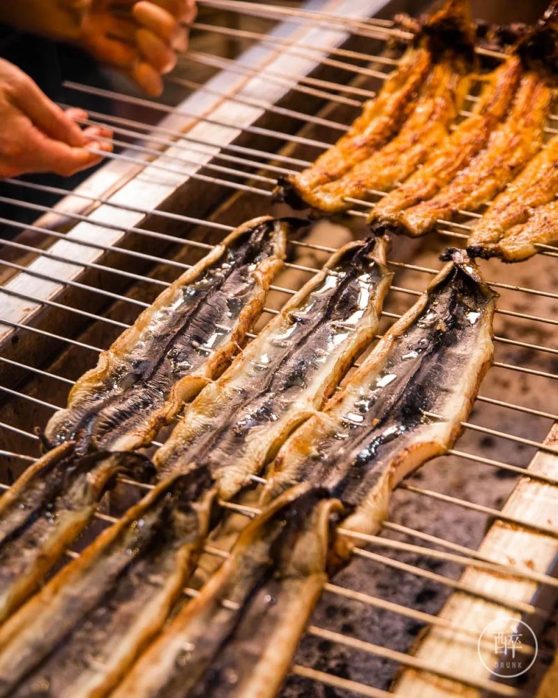 只有炭火烤的现杀鳗鱼才会皮酥肉香停不下来
