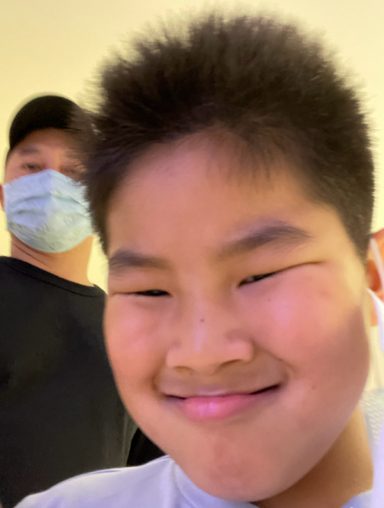 自拍照中,小鱼儿的头发高高竖起,眉毛粗犷浓密,小眼睛眯起来非常可爱