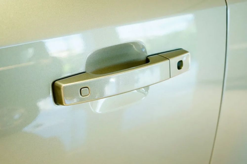 方正的门把手与车身同色,设有无钥匙进入模块按键,两侧车门都有.