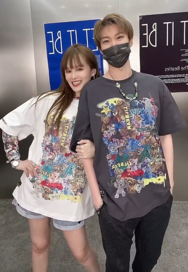 赵本山女儿球球和男友出镜秀恩爱男方脖子上吻痕抢镜