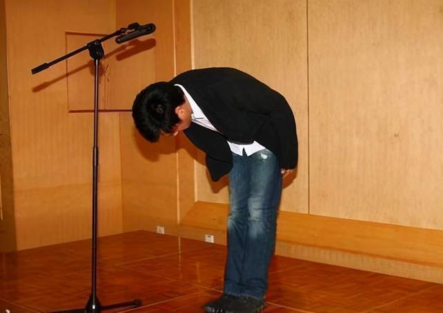 日本的鞠躬道歉在他人面前,尤其是在自己领导面前,我们做错了时,道歉