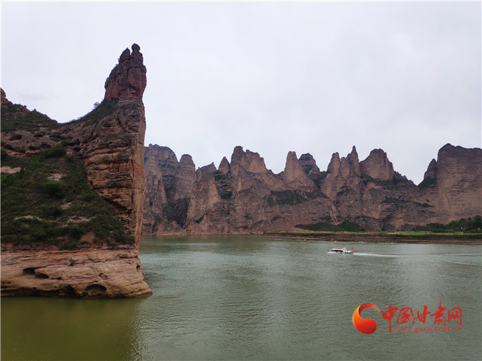 两岸青年临夏州永靖县参访:逐梦蓝色黄河 探寻石窟文化