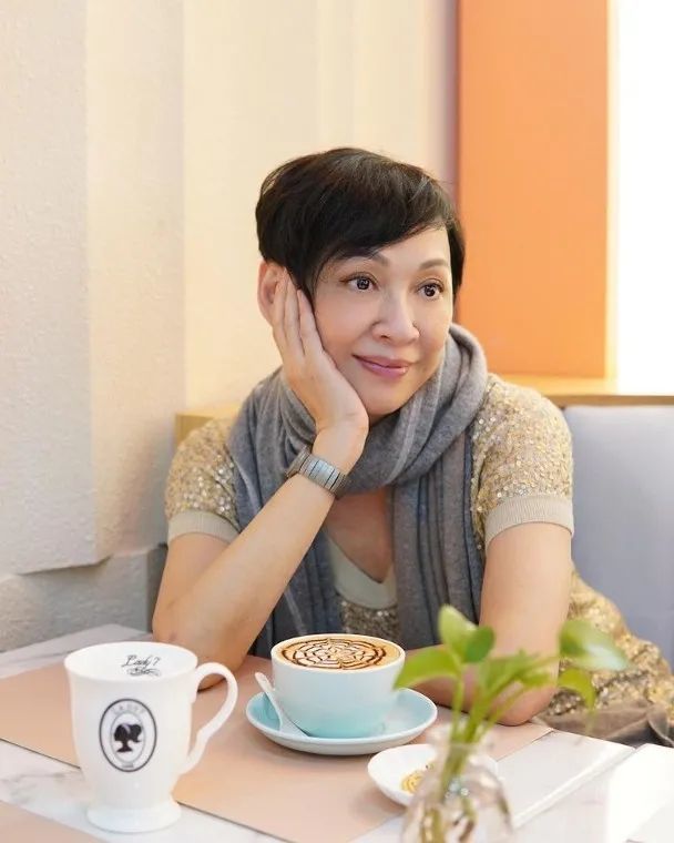 61岁香港资深女星宣布荣升做外婆,大女儿结婚五年一索得男|李万祺|李