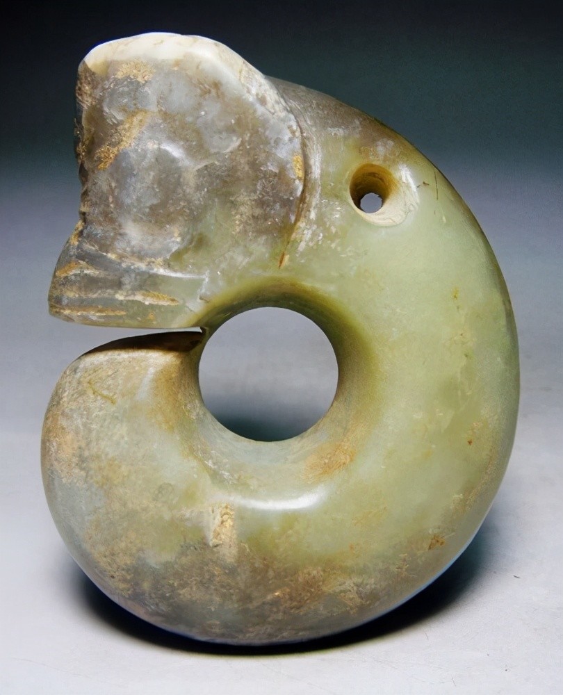 考古现场出土一枚玉龙专家随手装进自己口袋转手卖了320万元