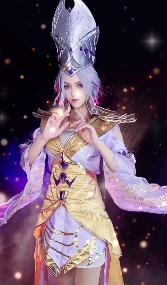 同样是比比东cos唐家三少点赞的崎娜还原度也不及她