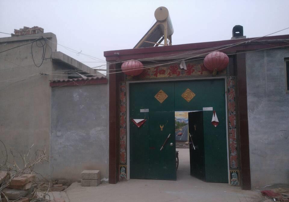 农村的房屋不一样,基本上属于独幢,每家每户占一大块地,外面有围墙