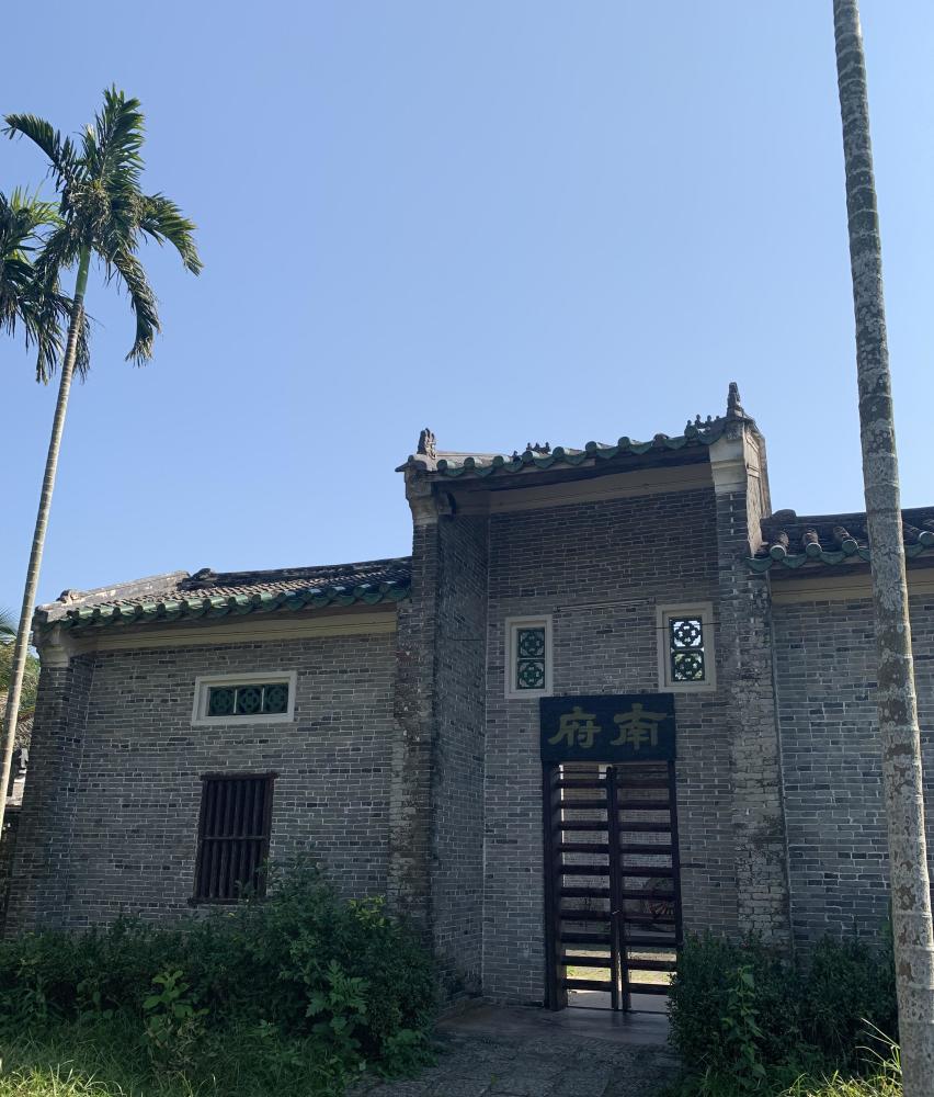 南府,就是指南霸天故居;南霸天,经典电影《红色娘子军》里的恶霸,电影