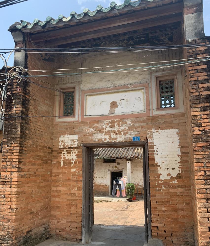 而张家大地主的身份被按号入座,让世人误认为了张鸿猷就是南霸天的