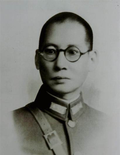 1949年宣布起义,建国后任副国级,亲家是程思远,儿媳是香港影后