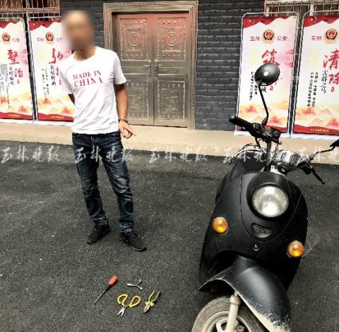 监控拍下全程男子在人民中路等红绿灯时突然被人揪下车