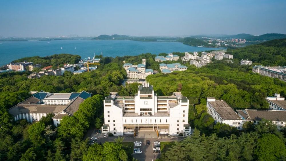 答:新办法要求各学院(系)注重并加强对学生本科阶段学习情况的过程性