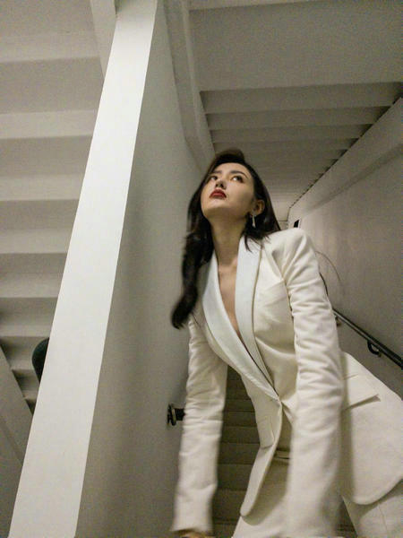 张天爱白色真空西装酷飒出镜气场十足又美又飒