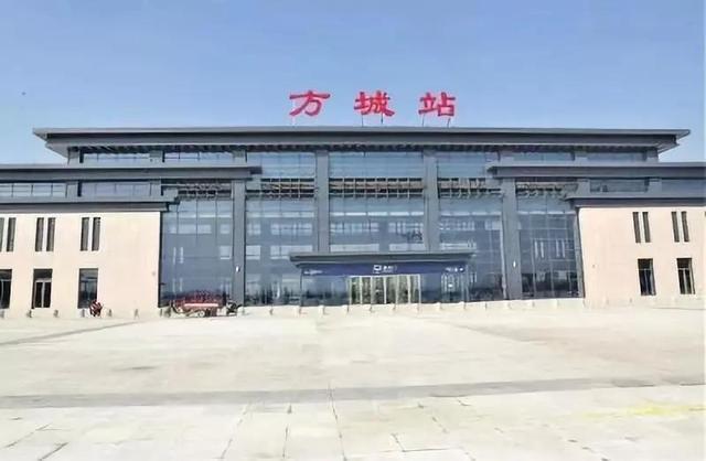 方城县火车站规模为2台4线,站房面积6000平方米