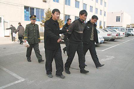湖北松滋黑老大称霸一方杀人后伪造精神证明逃脱后打黑被枪决