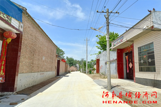 睢阳区宋集镇为民修路办实事村民感激送锦旗