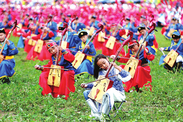 传统乐器马头琴在杜尔伯特县得到了较好的普及与推广.资料片
