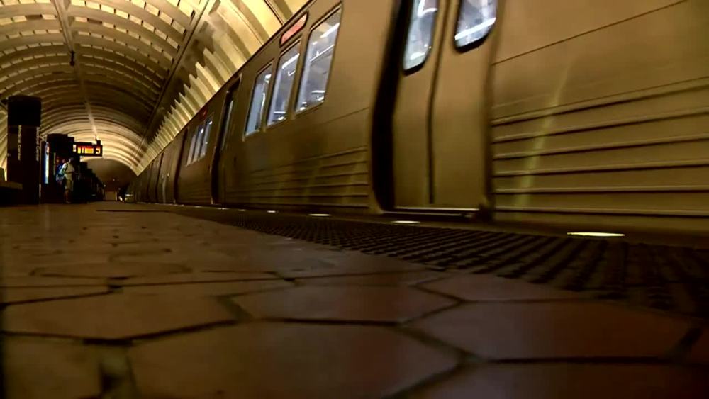 瓦尔迪维亚周二上午向当局自首,蒙哥马利县巡回法院法官琼·里昂同意