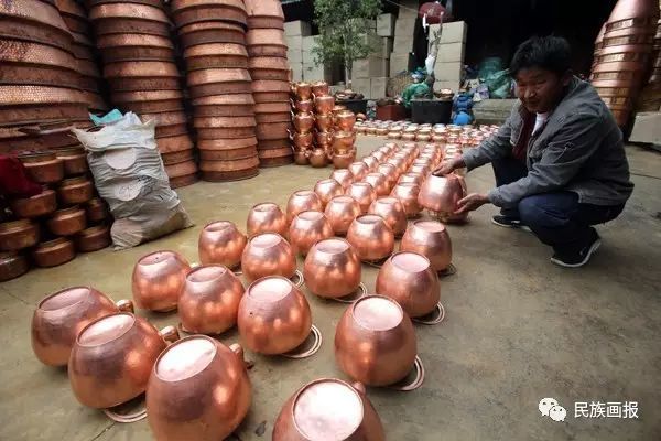 秀邑村工匠生产加工的藏式水缸,酥油茶壶等铜器产品