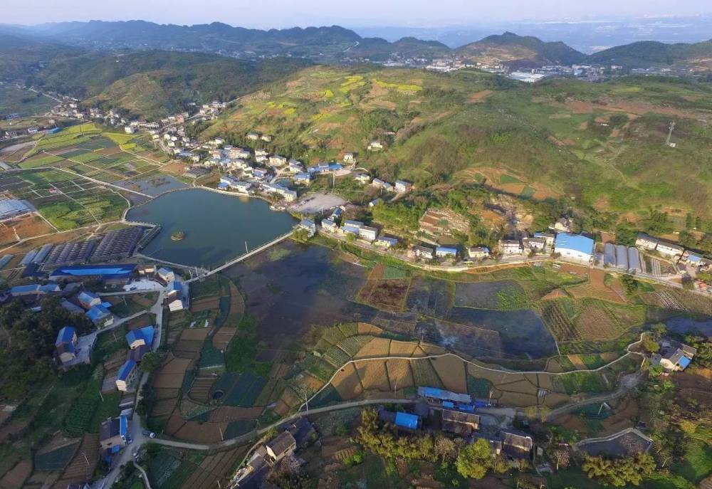废弃矿坑变成美丽乡村看重庆城乡接合部的蝶变