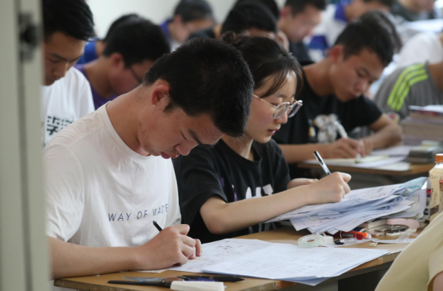 6月1日,中卫中学高三学生在满是励志标语的教室里刷题,备战一周后到来