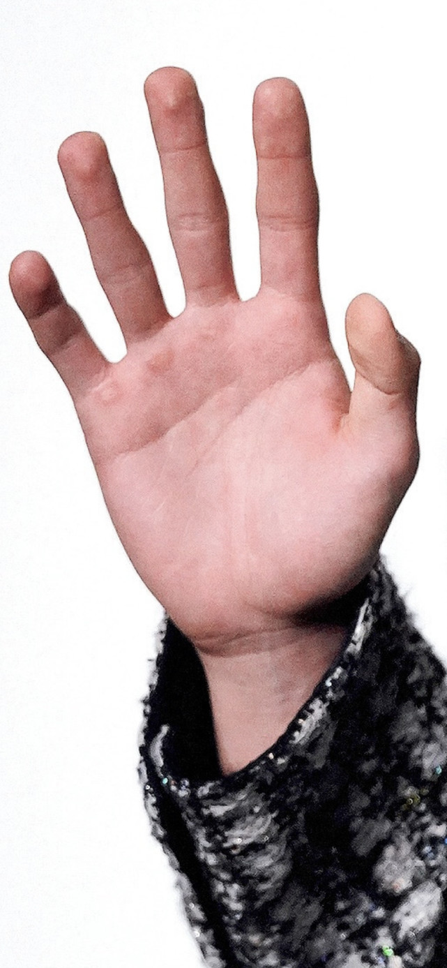 王一博换墨绿寸头造型首次回应粉丝不满我的发型我想做就去做