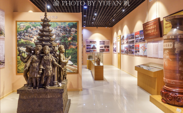 这座博物馆名叫三江侗族博物馆,它位于三江县城古宜镇河西江峰街,与