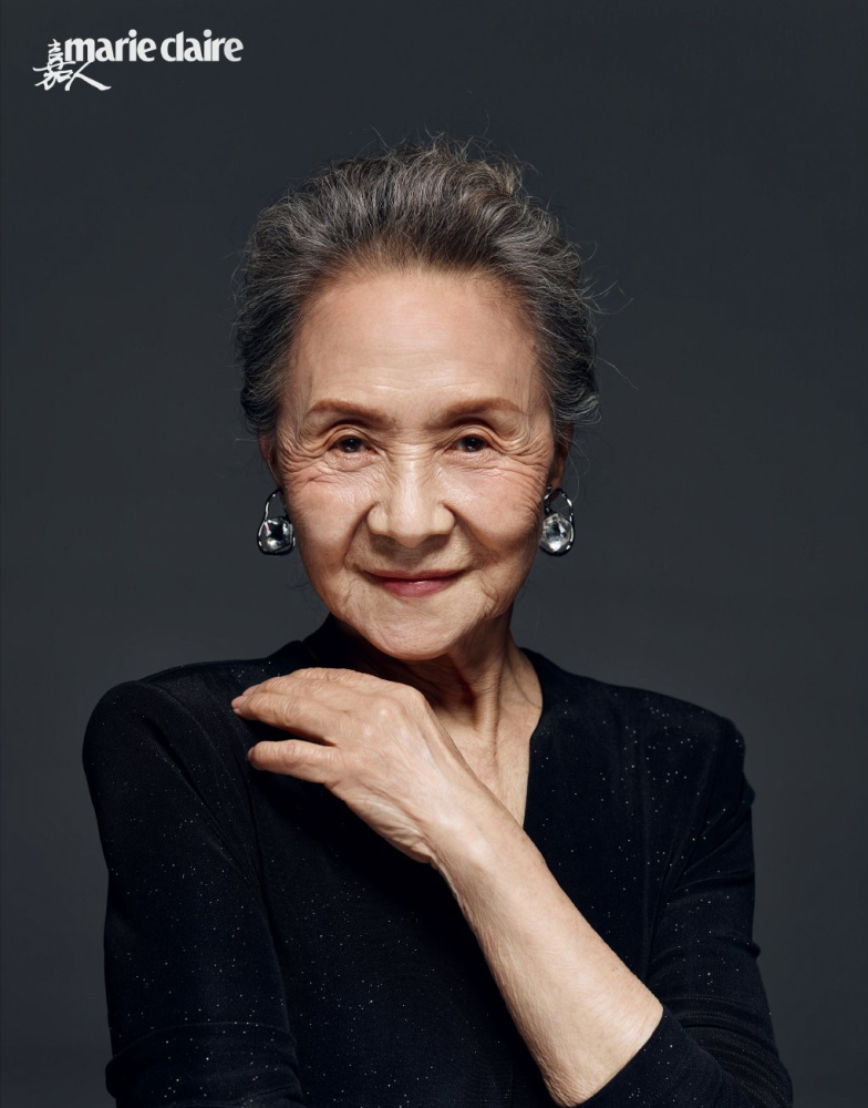 83岁吴彦姝穿西装霸气十足白发皱纹不影响气质是最酷奶奶