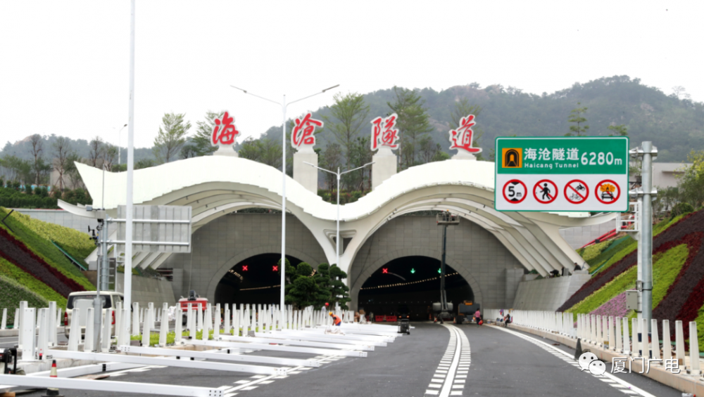 目前,隧道已经具备了通车条件,隧道内宽敞明亮,地面的标线和大部分