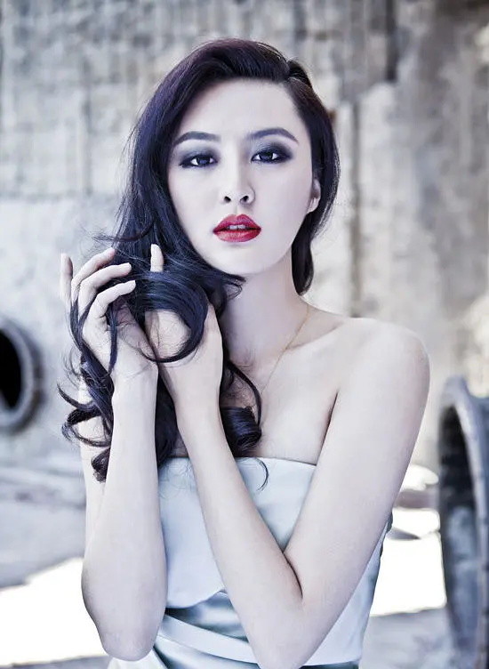 但作为范冰冰替身演员时期,她的资源却十分有限,不过能给当时的顶流做