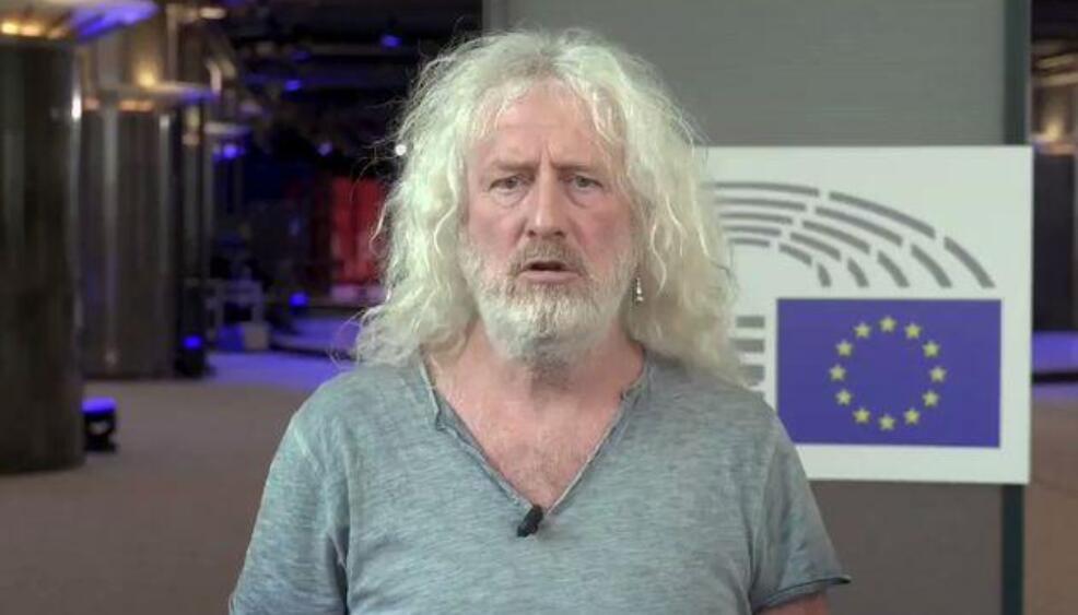 欧洲议会议员米克·华莱士5月29日在其个人社交媒体上发布一段自己在