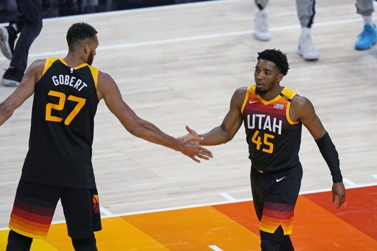 爵士 爵士季后赛连续4场得分120＋且均取得胜利 NBA历史第三队