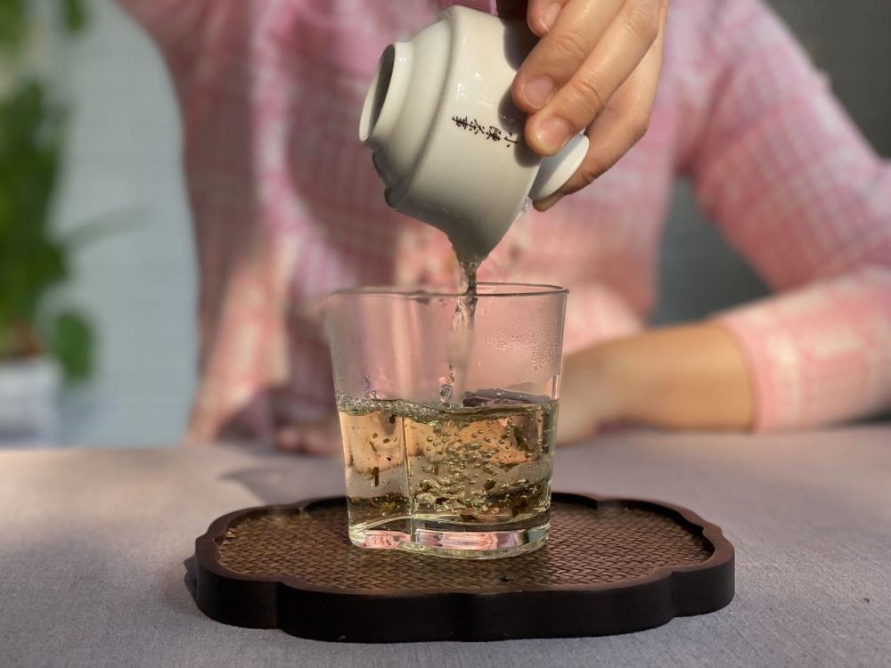 第五个步骤,沥干茶汤.