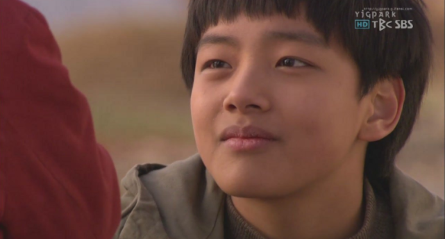 小时候的吕珍九圆圆的脸蛋,眼睛也是充满灵气的,因此很快被选中出演