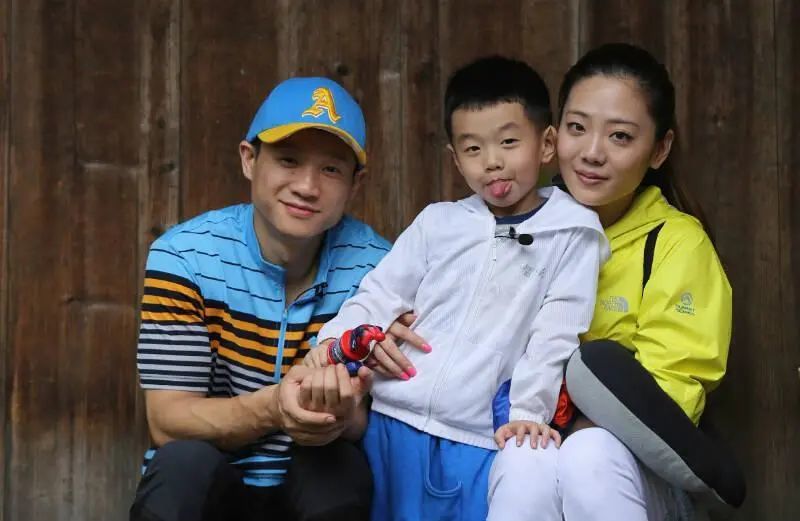 杨威一家三口罕见露面,11岁儿子身高瞩目,这个腿长羡慕了