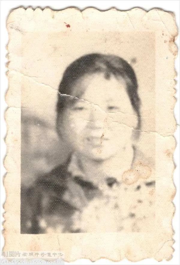 七十年代模糊老照片修复手工方式精修让思念更清晰