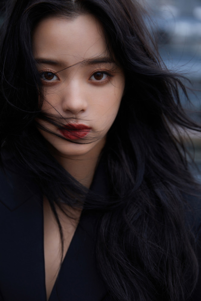 欧阳娜娜熟女西装 眼神霸气十足!_腾讯新闻