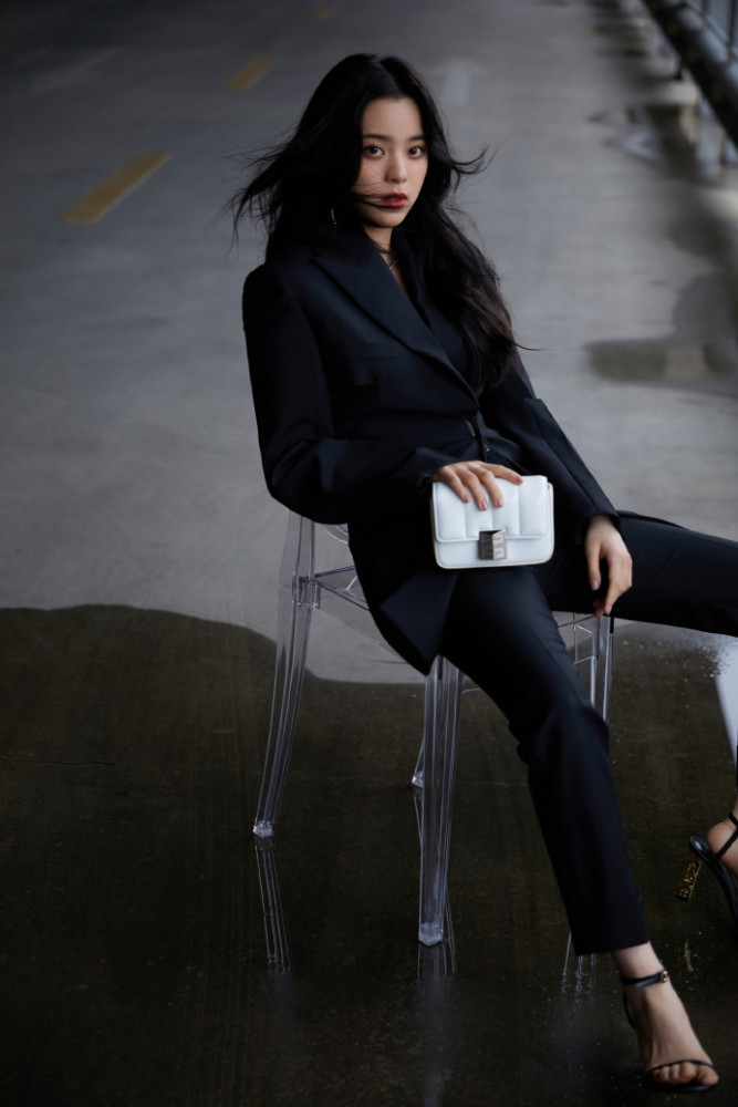 欧阳娜娜熟女西装 眼神霸气十足!_腾讯新闻