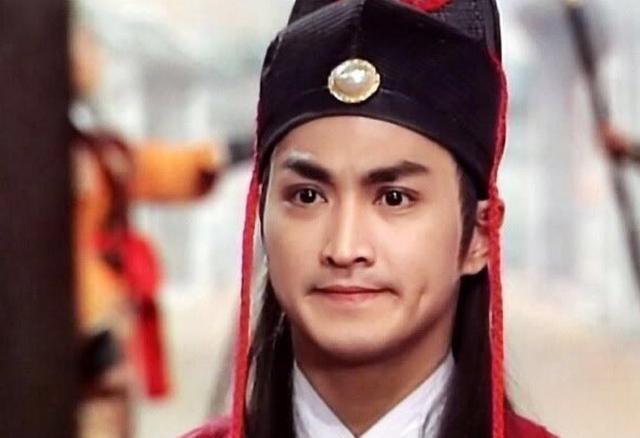 何家劲一生的经历可谓是传奇,早年本来是足球运动员出身,从现在何家劲