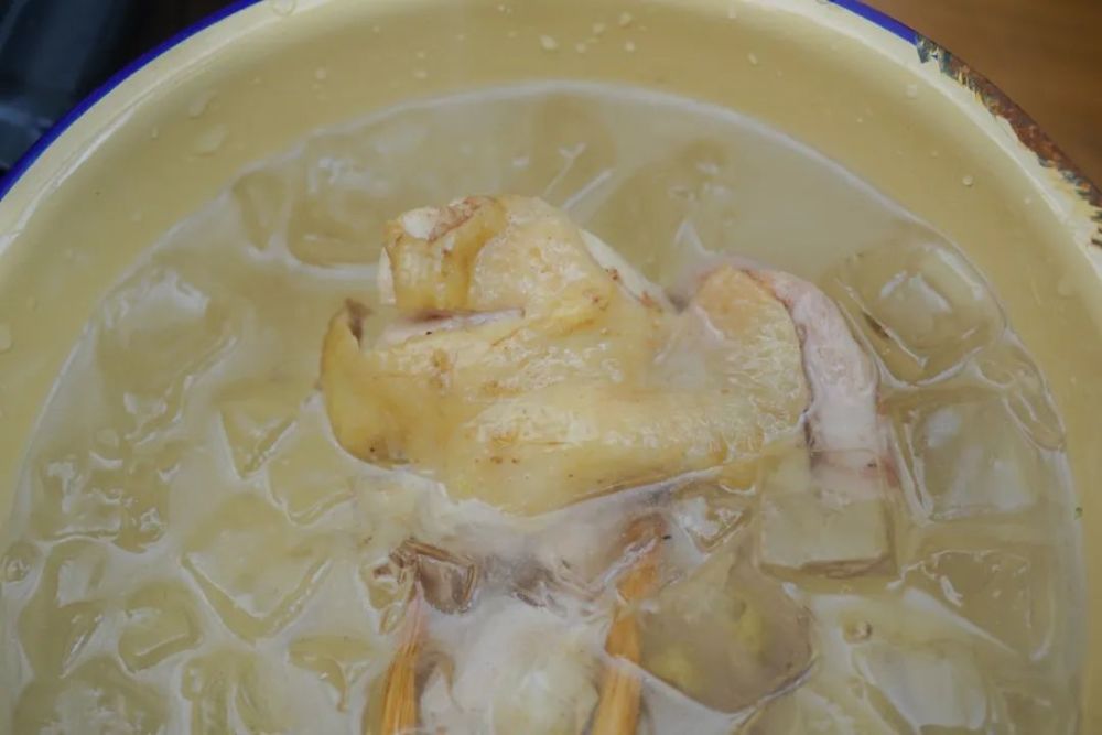 盐水鸡皮肤(鸡皮肤可以用盐洗吗)