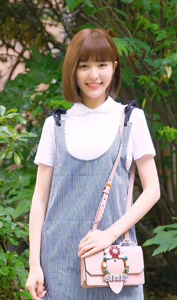 走清纯路线的唐嫣也很美娃娃头配背带裙嫩的说她28岁都相信