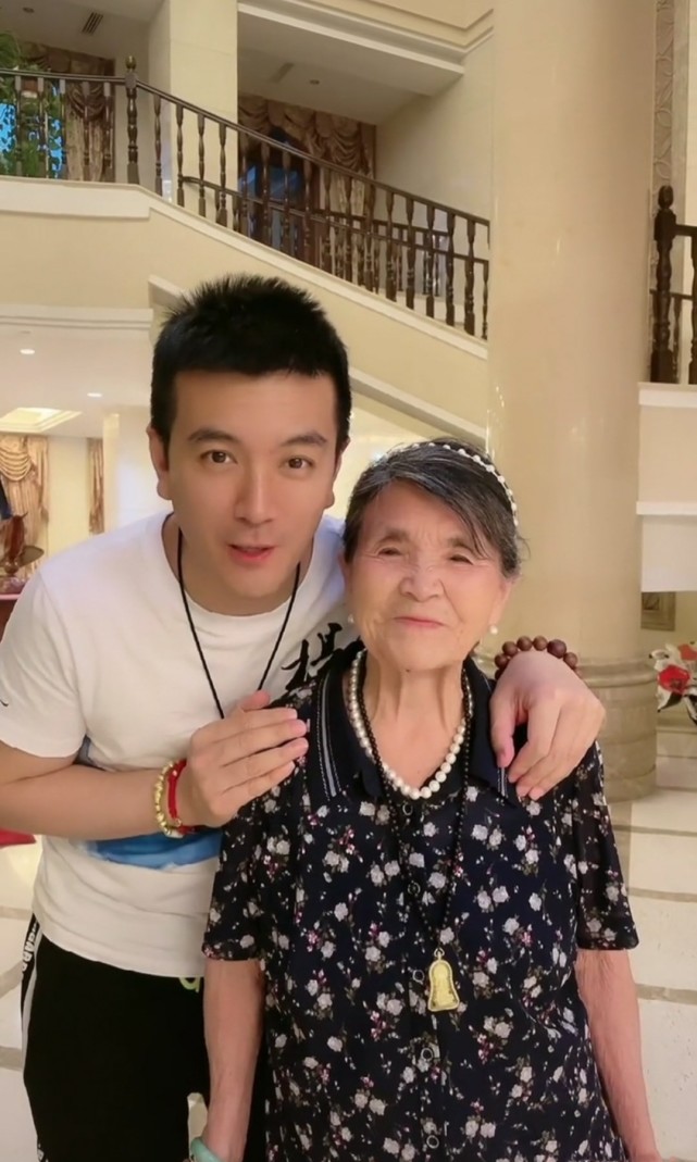 杨子携87岁母亲出镜!别墅被曝光豪华似宫殿,空间大到说话有回音