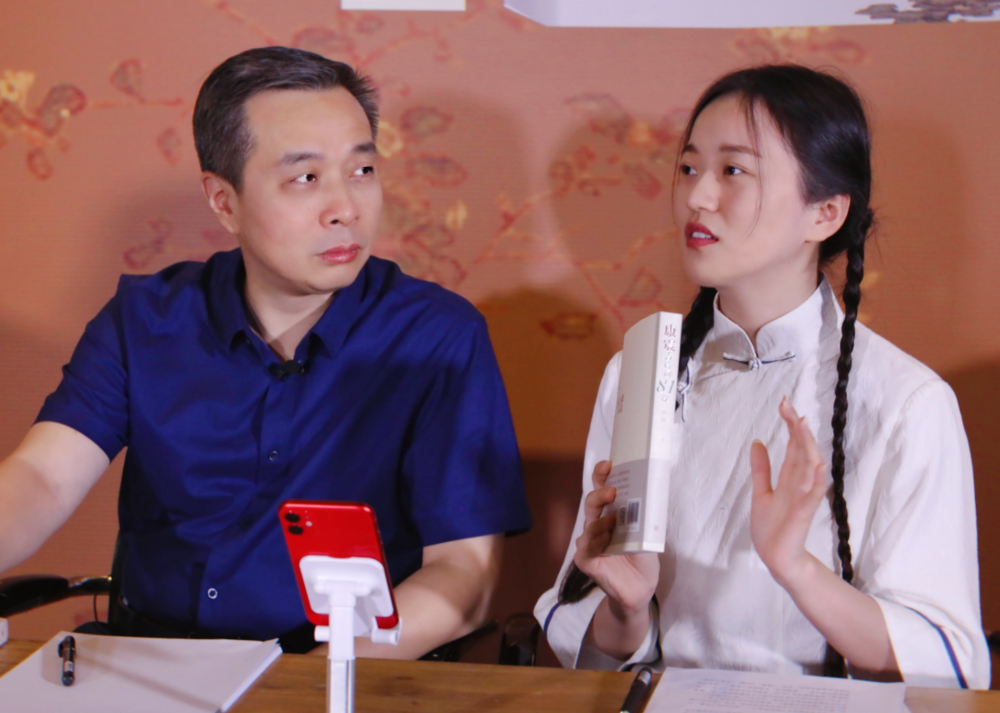 康震首秀直播间携新书与陈更畅聊两小时