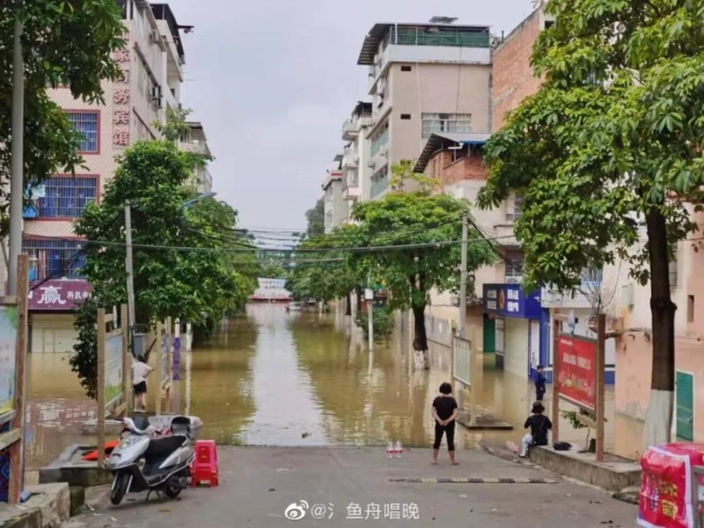 渡头社区 有的居民划船出行 香山河一带 万隆一带 新润发(武鸣万隆