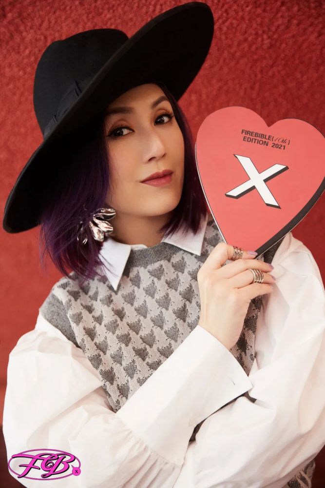 旋转手机来欣赏 -天后嬅的绝美大片吧紫色头发 大红唇=杨千嬅