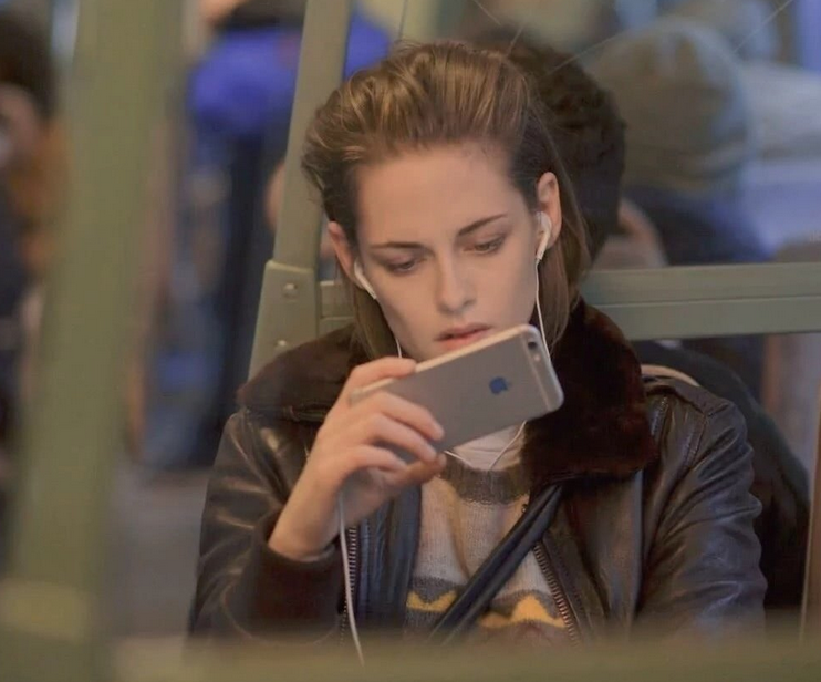 后来与《暮光之城》系列与演员罗伯特·帕丁森相恋,本以为戏里嗑cp,戏