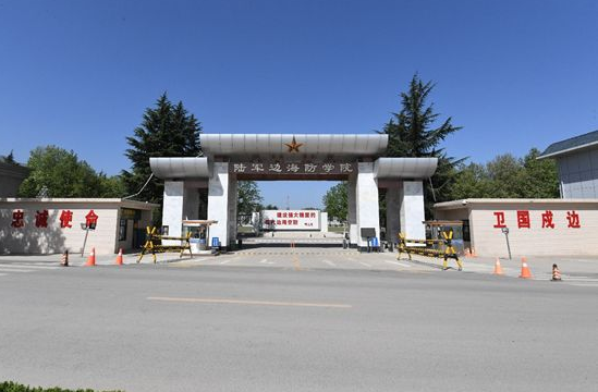 学生较容易一些,因为高考生要比部队里的学生少一项"军事素质"的考核