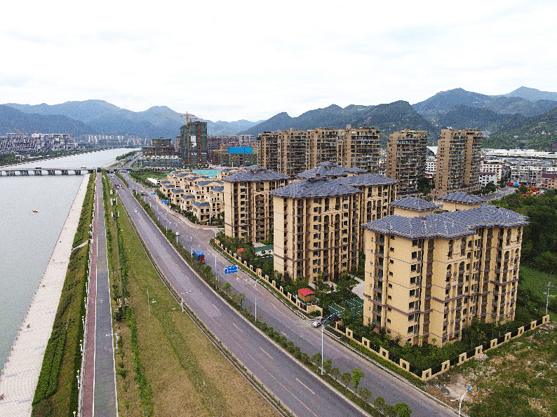 吉祥花苑整体区位坐拥市区南明湖一线江景.